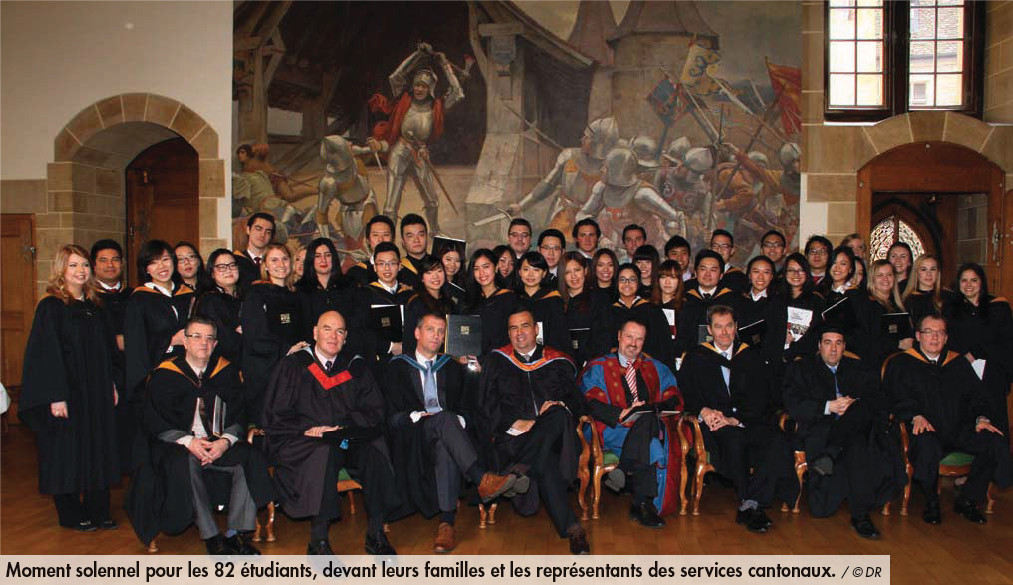 Moment solennel pour les 82 étudiants, devant leurs familles et les représentants des services cantonaux. / © DR