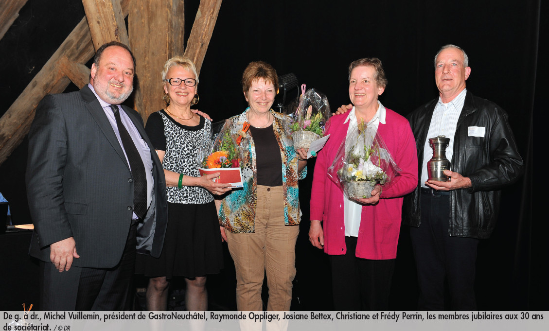 De g. à dr., Michel Vuillemin, président de GastroNeuchâtel, Raymonde Oppliger, Josiane Bettex, Christiane et Frédy Perrin, les membres jubilaires aux 30 ans de sociétariat. / © DR