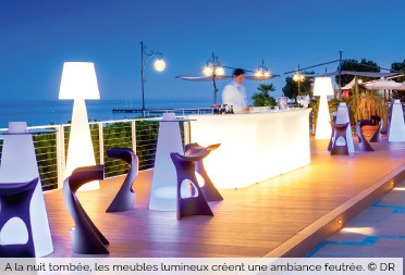 A la nuit tombée, les meubles lumineux créent une ambiance feutrée. © DR