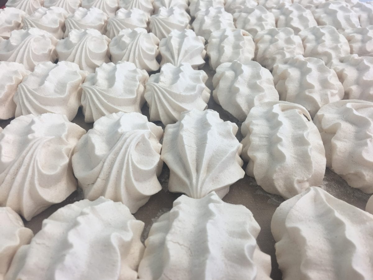 Des meringues « uniques » faites à la main !